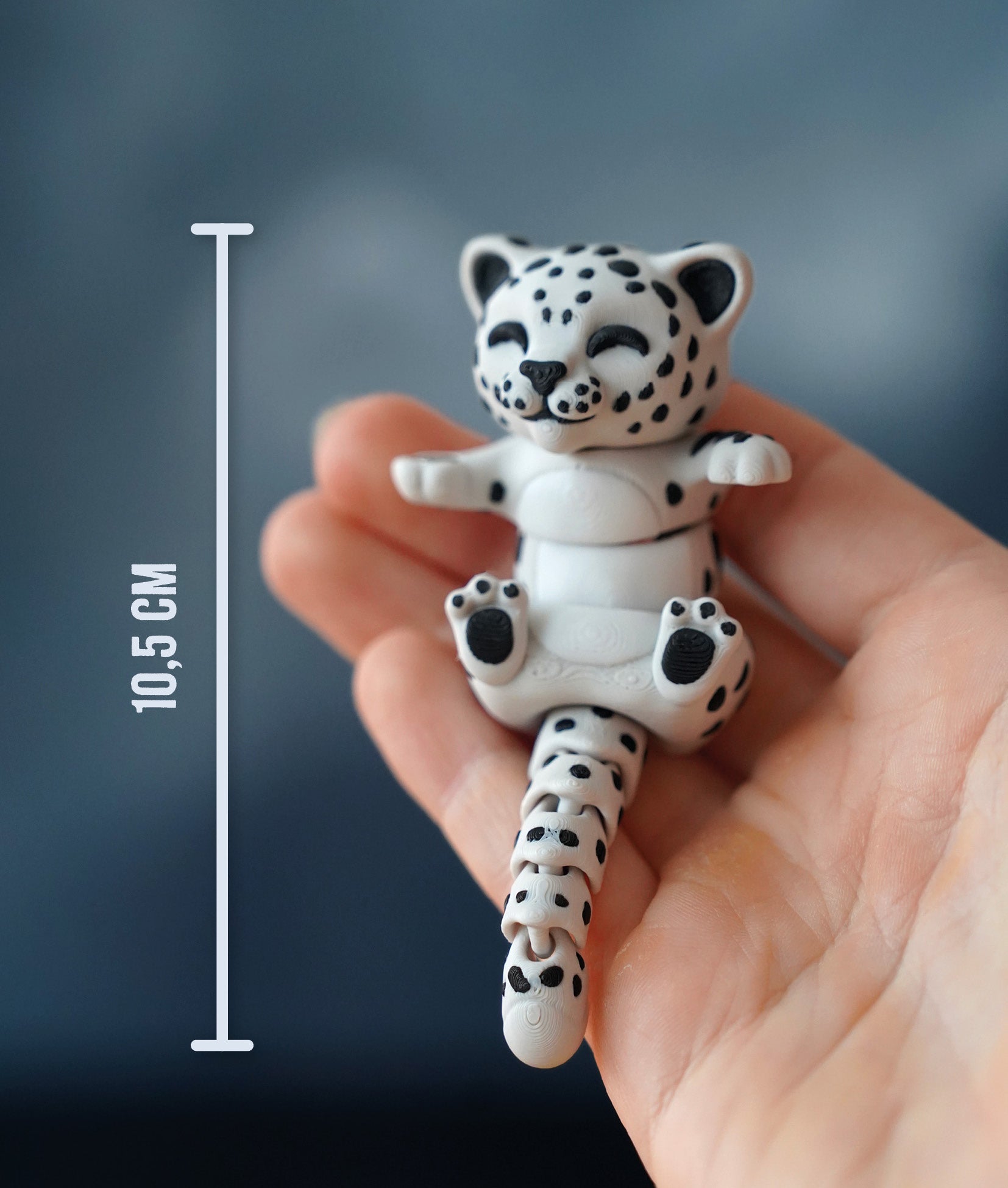 Luna El Ele Tutuşan Kar Leoparı