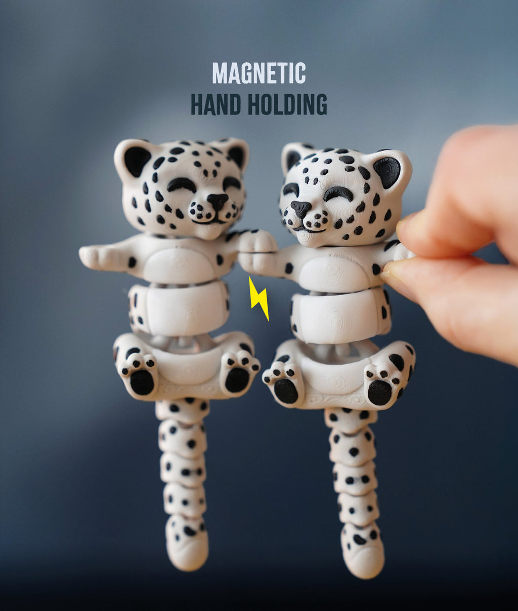 Luna El Ele Tutuşan Kar Leoparı